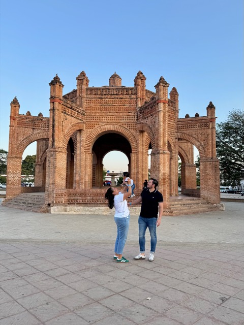 Kenia y Marco frente al arco de Chiapa de Corzo